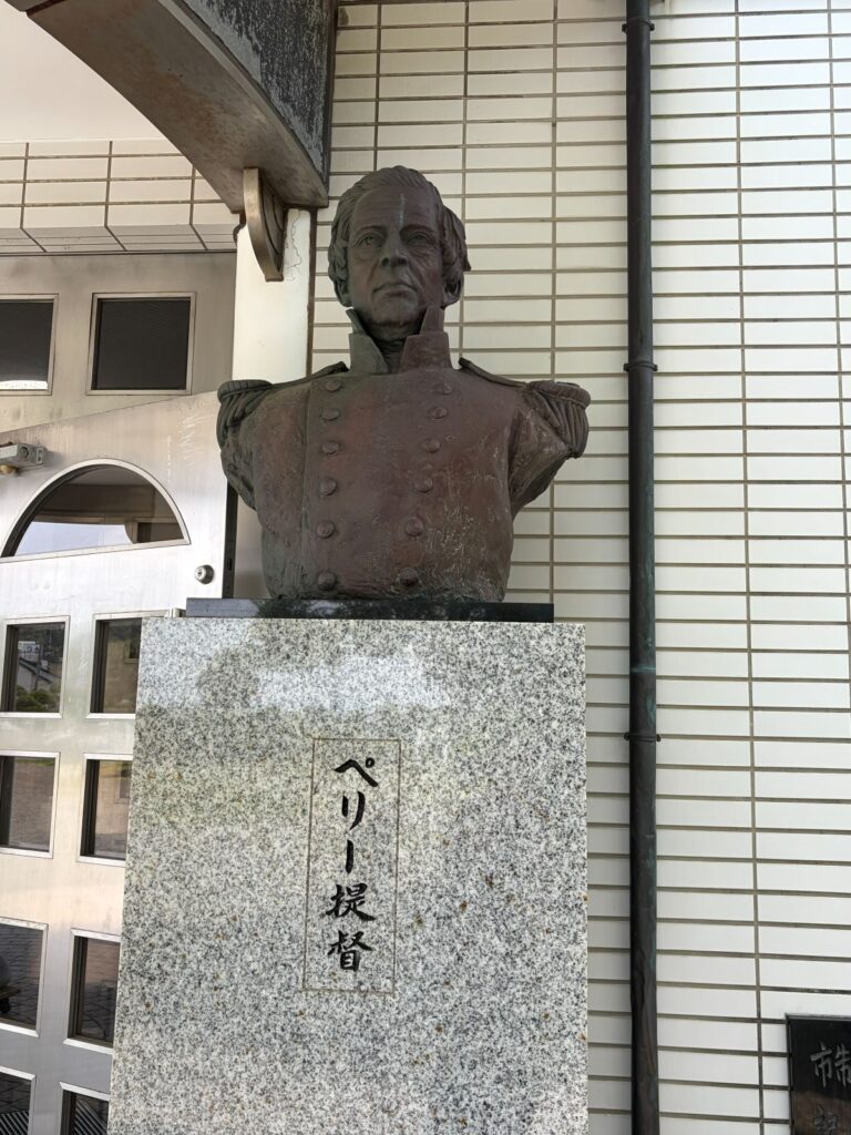 ペリー提督像(ペリー記念館入口)